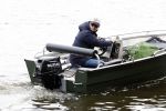 Amsterdam, 10 November 2022 Jeroen v d Boom vissend op de Amstel op zijn bootje