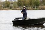 Amsterdam, 10 November 2022 Jeroen v d Boom vissend op de Amstel op zijn bootje