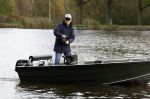 Amsterdam, 10 November 2022 Jeroen v d Boom vissend op de Amstel op zijn bootje