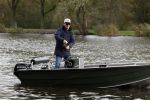 Amsterdam, 10 November 2022 Jeroen v d Boom vissend op de Amstel op zijn bootje