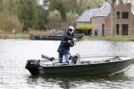 Amsterdam, 10 November 2022 Jeroen v d Boom vissend op de Amstel op zijn bootje