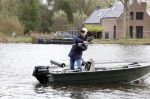 Amsterdam, 10 November 2022 Jeroen v d Boom vissend op de Amstel op zijn bootje