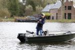 Amsterdam, 10 November 2022 Jeroen v d Boom vissend op de Amstel op zijn bootje