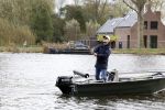 Amsterdam, 10 November 2022 Jeroen v d Boom vissend op de Amstel op zijn bootje