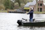 Amsterdam, 10 November 2022 Jeroen v d Boom vissend op de Amstel op zijn bootje