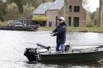 Amsterdam, 10 November 2022 Jeroen v d Boom vissend op de Amstel op zijn bootje