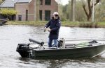 Amsterdam, 10 November 2022 Jeroen v d Boom vissend op de Amstel op zijn bootje