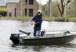Amsterdam, 10 November 2022 Jeroen v d Boom vissend op de Amstel op zijn bootje