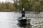 Amsterdam, 10 November 2022 Jeroen v d Boom vissend op de Amstel op zijn bootje