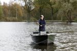 Amsterdam, 10 November 2022 Jeroen v d Boom vissend op de Amstel op zijn bootje