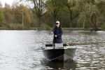 Amsterdam, 10 November 2022 Jeroen v d Boom vissend op de Amstel op zijn bootje