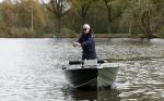 Amsterdam, 10 November 2022 Jeroen v d Boom vissend op de Amstel op zijn bootje