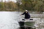 Amsterdam, 10 November 2022 Jeroen v d Boom vissend op de Amstel op zijn bootje