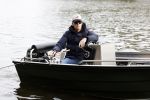 Amsterdam, 10 November 2022 Jeroen v d Boom vissend op de Amstel op zijn bootje