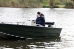 Amsterdam, 10 November 2022 Jeroen v d Boom vissend op de Amstel op zijn bootje