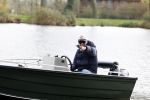 Amsterdam, 10 November 2022 Jeroen v d Boom vissend op de Amstel op zijn bootje