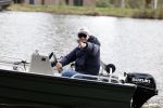 Amsterdam, 10 November 2022 Jeroen v d Boom vissend op de Amstel op zijn bootje