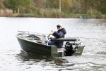 Amsterdam, 10 November 2022 Jeroen v d Boom vissend op de Amstel op zijn bootje