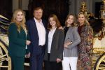 Amsterdam 4 november 2022
Fotomoment met koninklijke familie in de nieuwe kerk waar op dit moment een expositie is van Prinses Juliana.
Aanwezig Koning Willem Alexander Koningin Maxima Prinses Amalia Prinses Ariane en Prinses Alexia.