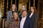 Amsterdam 4 november 2022
Fotomoment met koninklijke familie in de nieuwe kerk waar op dit moment een expositie is van Prinses Juliana.
Aanwezig Koning Willem Alexander Koningin Maxima Prinses Amalia Prinses Ariane en Prinses Alexia.