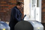 Alkmaar 12 november 2022
Marco Borsato zet vuilnis buiten bij zijn appartement.