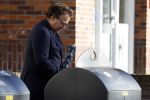 Alkmaar 12 november 2022
Marco Borsato zet vuilnis buiten bij zijn appartement.