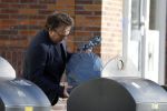 Alkmaar 12 november 2022
Marco Borsato zet vuilnis buiten bij zijn appartement.