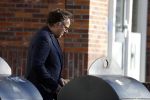 Alkmaar 12 november 2022
Marco Borsato zet vuilnis buiten bij zijn appartement.
