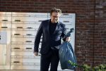 Alkmaar 12 november 2022
Marco Borsato zet vuilnis buiten bij zijn appartement.