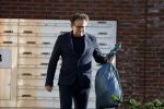 Alkmaar 12 november 2022
Marco Borsato zet vuilnis buiten bij zijn appartement.