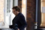 Alkmaar 12 november 2022
Marco Borsato zet vuilnis buiten bij zijn appartement.