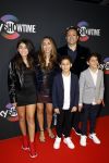Amsterdam 3 november 2022
Rode loper ivm met nieuwe streamingsdienst Sky showtime bij westergasfabriek. Monty Sarhan met zijn vrouw en kinderen
