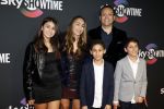 Amsterdam 3 november 2022
Rode loper ivm met nieuwe streamingsdienst Sky showtime bij westergasfabriek. Monty Sarhan met zijn vrouw en kinderen