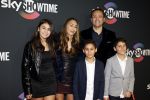 Amsterdam 3 november 2022
Rode loper ivm met nieuwe streamingsdienst Sky showtime bij westergasfabriek. Monty Sarhan met zijn vrouw en kinderen
