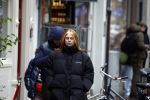Amsterdam 17 november 2022
Roxeanne Hazes gaat naar de kapper in de Jordaan en haar vriend Erik Zwennes komt haar ophalen .