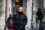 Amsterdam 17 november 2022
Roxeanne Hazes gaat naar de kapper in de Jordaan en haar vriend Erik Zwennes komt haar ophalen .