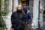 Amsterdam 17 november 2022
Roxeanne Hazes gaat naar de kapper in de Jordaan en haar vriend Erik Zwennes komt haar ophalen .