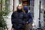 Amsterdam 17 november 2022
Roxeanne Hazes gaat naar de kapper in de Jordaan en haar vriend Erik Zwennes komt haar ophalen .