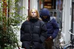 Amsterdam 17 november 2022
Roxeanne Hazes gaat naar de kapper in de Jordaan en haar vriend Erik Zwennes komt haar ophalen .