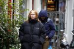 Amsterdam 17 november 2022
Roxeanne Hazes gaat naar de kapper in de Jordaan en haar vriend Erik Zwennes komt haar ophalen .