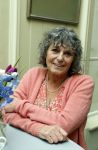 Amsterdam 17 november 2022
In theater Betty Asfalt viert Annemarie Oster haar 80e verjaardag . Yvonne Kroonenberg