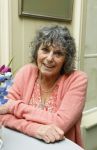 Amsterdam 17 november 2022
In theater Betty Asfalt viert Annemarie Oster haar 80e verjaardag . Yvonne Kroonenberg