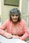 Amsterdam 17 november 2022
In theater Betty Asfalt viert Annemarie Oster haar 80e verjaardag . Yvonne Kroonenberg