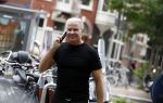 Amsterdam 11 oktober 2023
Dries Roelvink bellend op straat.