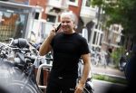 Amsterdam 11 oktober 2023
Dries Roelvink bellend op straat.