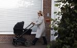 Abcoude 7 oktober 2023
Eva Jinek en haar partner Dexter met hun zoon Pax  aan het wandelen met kinderwagen met daarin hun dochter Salo leonora.