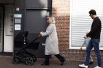 Abcoude 7 oktober 2023
Eva Jinek en haar partner Dexter met hun zoon Pax  aan het wandelen met kinderwagen met daarin hun dochter Salo leonora.