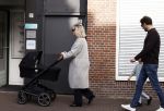 Abcoude 7 oktober 2023
Eva Jinek en haar partner Dexter met hun zoon Pax  aan het wandelen met kinderwagen met daarin hun dochter Salo leonora.