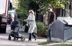 Abcoude 7 oktober 2023
Eva Jinek en haar partner Dexter met hun zoon Pax  aan het wandelen met kinderwagen met daarin hun dochter Salo leonora.