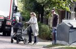 Abcoude 7 oktober 2023
Eva Jinek en haar partner Dexter met hun zoon Pax  aan het wandelen met kinderwagen met daarin hun dochter Salo leonora.
